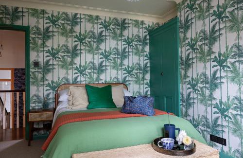 Brighton City Centre Apartment | The Lorelei 2BR Mid-Century Modern Stylish Apartment