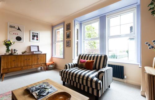 Brighton City Centre Apartment | The Lorelei 2BR Mid-Century Modern Stylish Apartment
