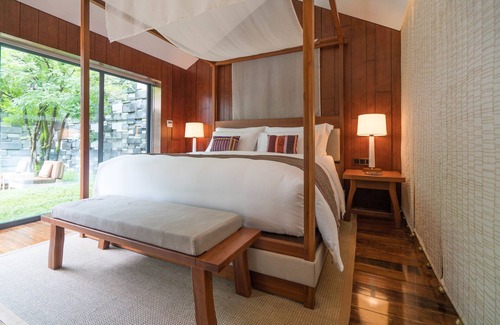 Longyang Hotel | The Lost Stone