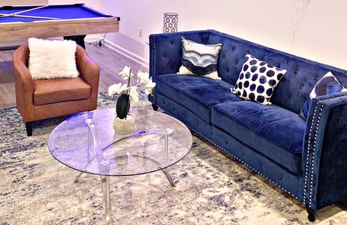 Roselle House | The Love Lounge ( King Bed & Free Disney +)