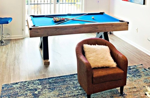 Roselle House | The Love Lounge ( King Bed & Free Disney +)