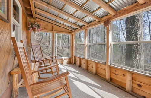 Rockbridge Cabin | The Love Shack (Hocking Hills Area)