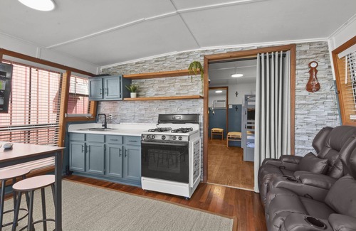 Venice Boat Rental | The Lucky Loutre Houseboat located in Venice Marina