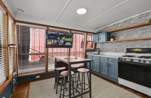 Venice Boat Rental | The Lucky Loutre Houseboat located in Venice Marina