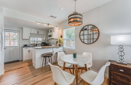 St. Petersburg - Clearwater House | The Lush Retreat of Magnolia Heights