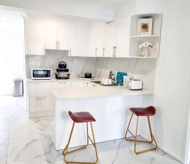 Loganlea Apartment | The Lux Guest House