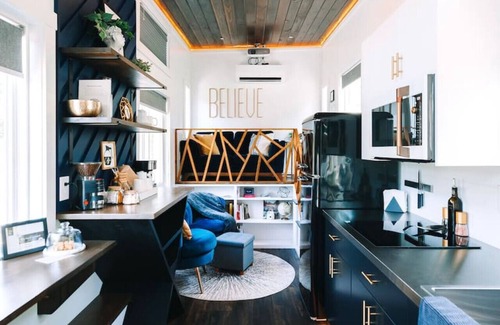 Millersburg House | The Lux - tiny home w/jacuzzi in Berlin