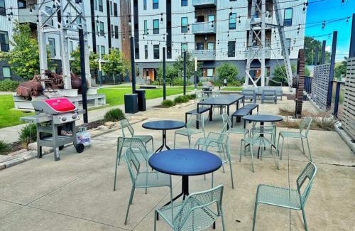 Downtown Des Moines Apartment | The Luxe Black Haven (340)