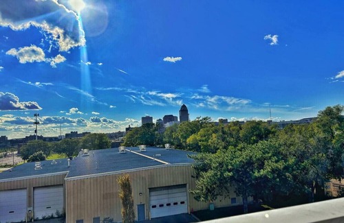 Downtown Des Moines Apartment | The Luxe Black Haven (340)