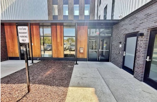 Downtown Des Moines Apartment | The Luxe Black Haven (340)