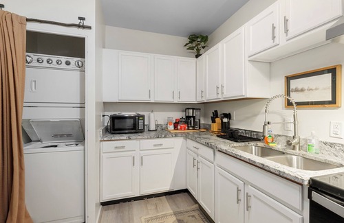 Short North Apartment | The Luxe Pearl Residences 870.5 – The Perfect Couple’s Getaway in Short North!