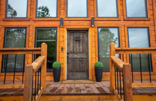 Broken Bow House | The Luxurious - River Ranch - Cabin Sleeps 9!