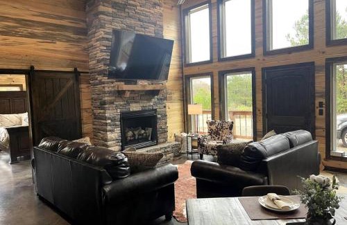 Broken Bow House | The Luxurious - River Ranch - Cabin Sleeps 9!
