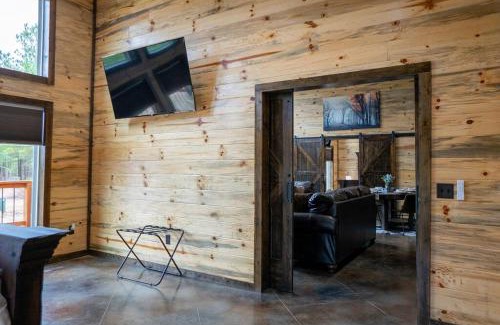 Broken Bow House | The Luxurious - River Ranch - Cabin Sleeps 9!