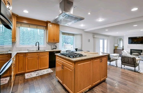 Tuxedo House | The Luxury 5 BR house W/hot tub, fast internet, office and free parking