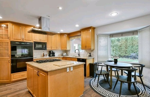 Tuxedo House | The Luxury 5 BR house W/hot tub, fast internet, office and free parking