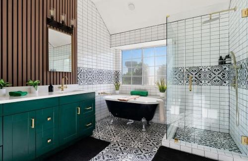 Katymead House | The Mad Hatter - Heated Pool Gameroom & More