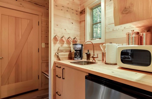 Gatlinburg Cabin | The Magnolia in Treehouse Grove at Norton Creek