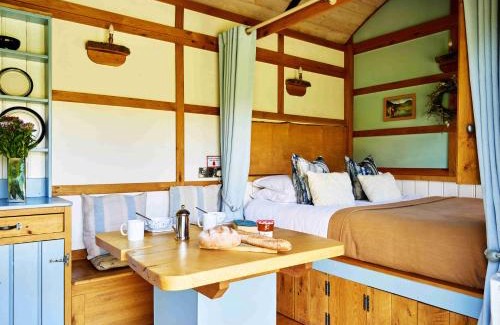 Trecastle Apartment | The Mallard Shepherd's Hut with Hot Tub