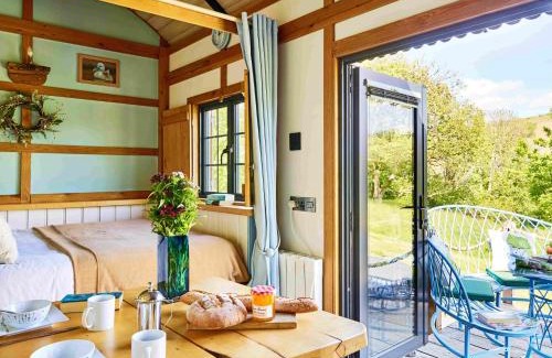 Trecastle Apartment | The Mallard Shepherd's Hut with Hot Tub