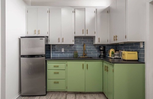 Drumheller Apartment | The Mango | Vibrant Oasis |Sleeps 4 | Downtown Fun