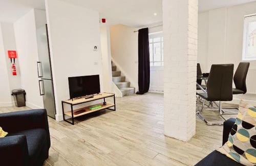 Farnham Apartment | The Maple Suite