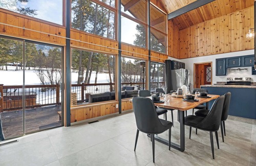 East Kootenay Cabin | The Matterhorn | Hot Tub | Mountain Views | BBQ |