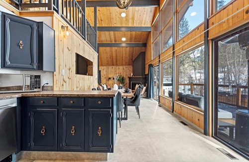 East Kootenay Cabin | The Matterhorn | Hot Tub | Mountain Views | BBQ |