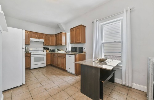 Chelsea House | The Maverick - Luxurious Apartment - Near Airport/Downtown - Free Parking!
