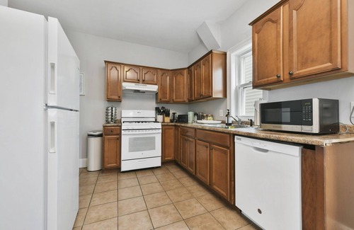 Chelsea House | The Maverick - Luxurious Apartment - Near Airport/Downtown - Free Parking!