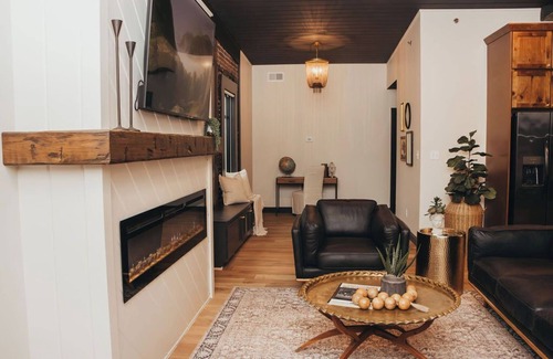 Leitchfield Apartment | The McKinzie Penthouse! newly renovated 2-King bedroom/2-bathroom.