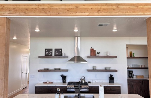 Hatch Cabin | The Meadow - Scenic US-89, Zion & Bryce Canyon, Hot Tub, Starry Nights, Views