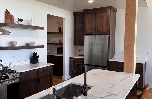 Hatch Cabin | The Meadow - Scenic US-89, Zion & Bryce Canyon, Hot Tub, Starry Nights, Views