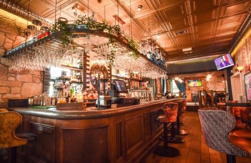 Bridge of Allan Hotel | The Meadowpark Bar, Kitchen & Rooms