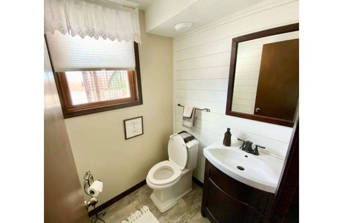 Bellevue House | The Meadows: Near Airforce Base, Forest, Fun and Zoo