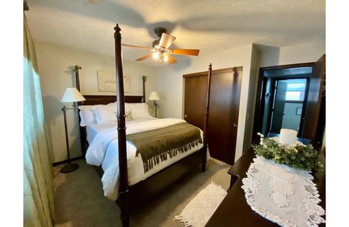 Bellevue House | The Meadows: Near Airforce Base, Forest, Fun and Zoo