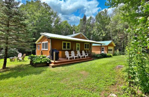 East Haven  Rutland County House | The Mendon Cottage - Charming Vermont Home Close to Pico, Ski Rental Deals!