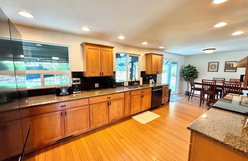 Boise House | The Mesa Manor - Fun in the Foothills - Arcade/Patio/Large Kitchen/Comfy Beds