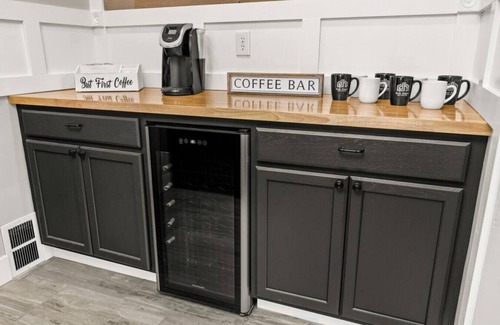 Peoria House | The Midcentury Cottage - Spacious 2BD w/KING bed