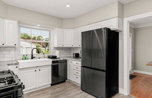 Peoria House | The Midcentury Cottage - Spacious 2BD w/KING bed