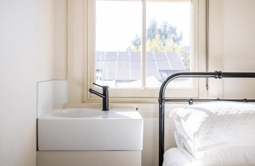 Adelong Hotel | The Middle