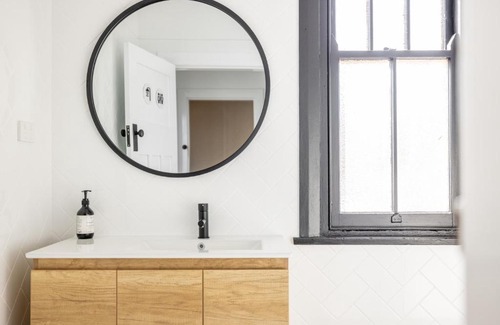 Adelong Hotel | The Middle