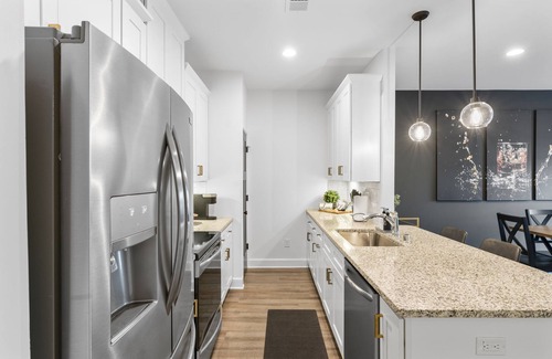 Lexington House | The Midland- 2 King Beds! Great Location!