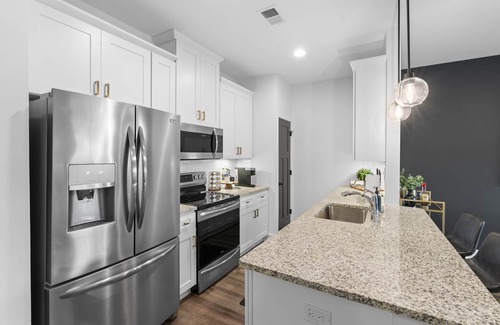 Lexington House | The Midland- 2 King Beds! Great Location!