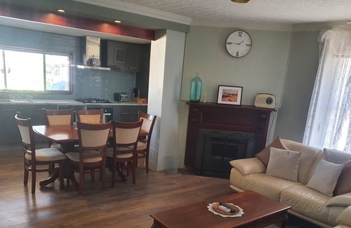 Burra Cottage | The Miners INN Renovated Cottage + WiFi + Woodfire + Fire Pit 🔥
