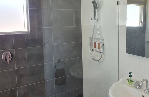 Burra Cottage | The Miners INN Renovated Cottage + WiFi + Woodfire + Fire Pit 🔥