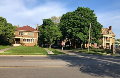 Downtown Toledo House | The Mini-Mansion at bookmymansion1.com