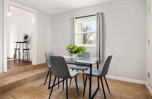 Peoria Heights House | The Modern Elm Escape a cozy 2bd in the Heights