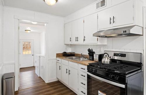 Peoria Heights House | The Modern Elm Escape a cozy 2bd in the Heights