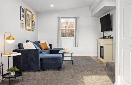 Peoria Heights House | The Modern Elm Escape a cozy 2bd in the Heights